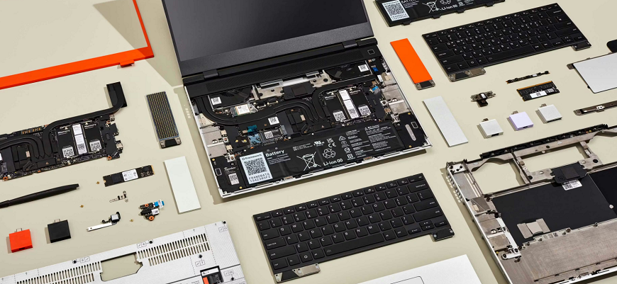 otvorený prototyp laptopu Framework 16 na stole s rozloženými vymeniteľnými komponentami