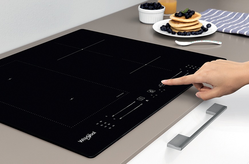 Matná krása indukčných varných dosiek Whirlpool MattProtect Indukcia Whirlpool v kuchynskej linke. V pozadí tanier s lievanci.