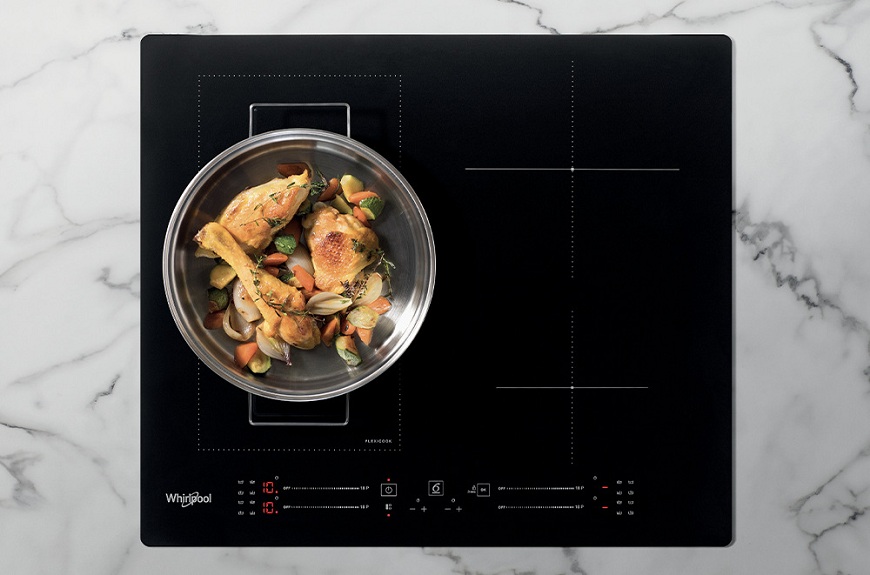 Matná krása indukčných varných dosiek Whirlpool MattProtect Indukcia whirlpool s hrncom s kuraťom a zeleninou.