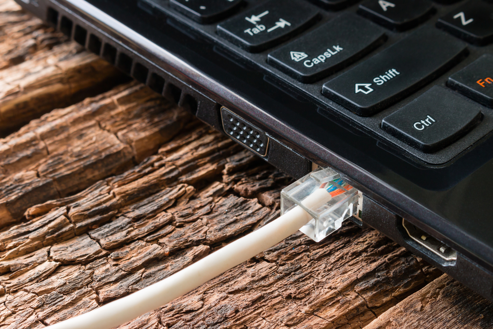 sieťový ethernetový kábel zapojený do notebooku, detailný pohľad
