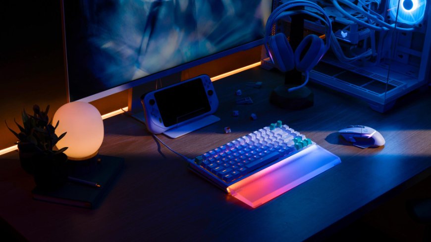 Klávesnica Logitech G512 X s výrazným farebným podsvietením RGB panelu leží na stole v tmavej izbe
