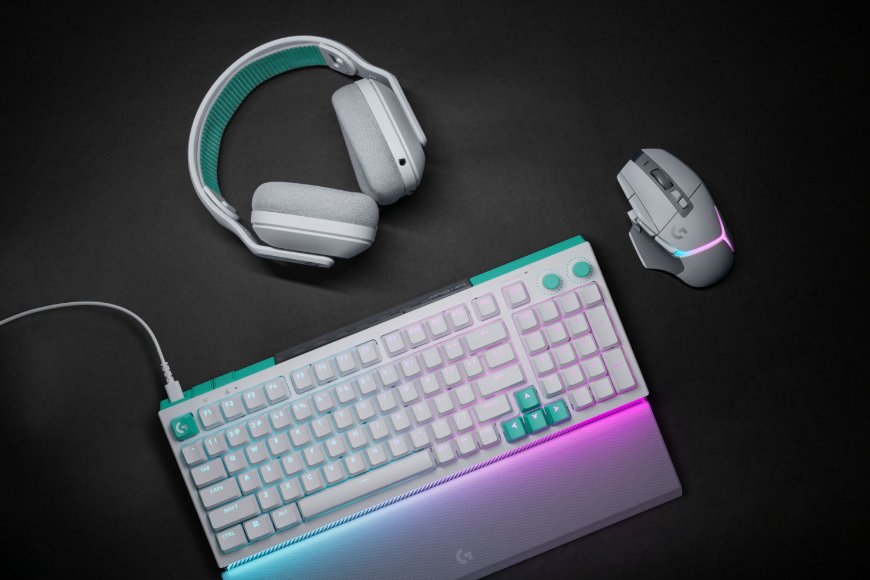 Klávesnica Logitech G512 X leží na stole vedľa herných slúchadiel G522 LIGHTSPEED a hernej myši Logitech G502 X