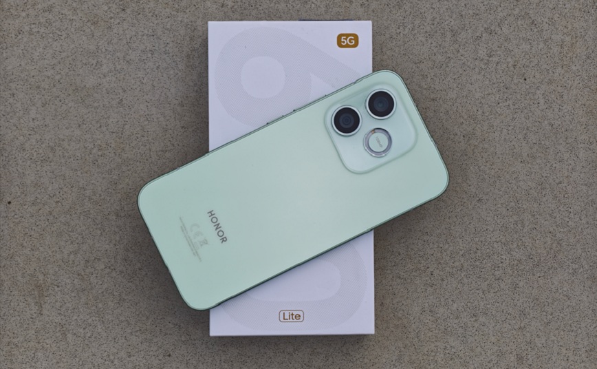 Recenzia: Honor 600 Lite – Štýlová dizajnovka s neprekonateľnou výdržou Detail na zadnú stranu mobilu Honor 600 Lite. Položený na krabičke, ktorá je na betóne.