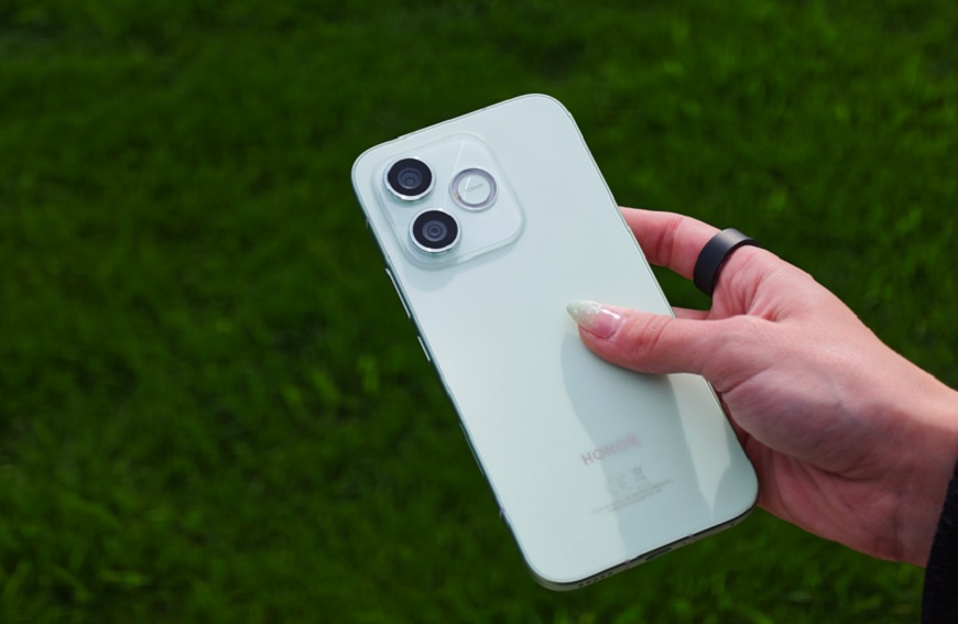 Recenzia: Honor 600 Lite – Štýlová dizajnovka s neprekonateľnou výdržou Detail na zadnú stranu mobilu Honor 600 Lite. V pozadí zelená tráva.