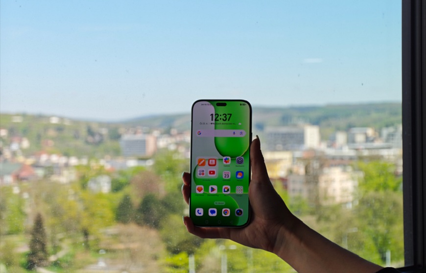 Recenzia: Honor 600 Lite – Štýlová dizajnovka s neprekonateľnou výdržou Displej mobilu Honor 600 Lite. V pozadí okno.