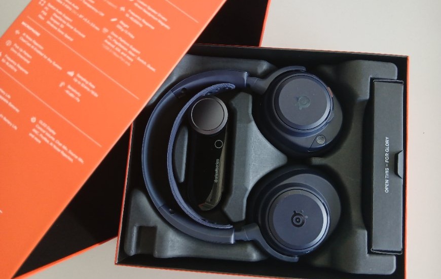 Recenzia: Arctis Nova Pro Omni – headset, ktorý vás prenesie priamo do hry Headset Arctis Nova Pro Omni v otvorenej krabici, veko krabice je opreté z boku