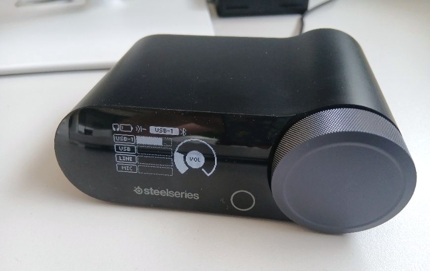 Recenzia: Arctis Nova Pro Omni – headset, ktorý vás prenesie priamo do hry Detail displeja GameHubu headsetu Arctis Nova Pro Omni