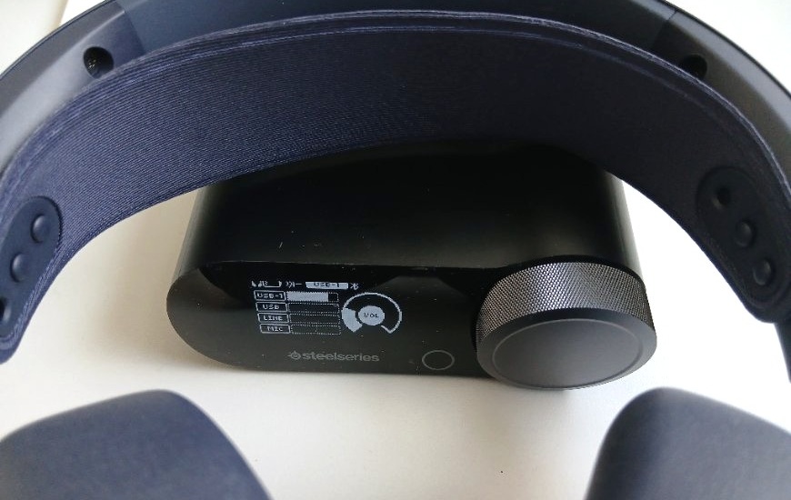 Recenzia: Arctis Nova Pro Omni – headset, ktorý vás prenesie priamo do hry Headset Arctis Nova Pro Omni je položený cez zapnutý GameHub, detail displeja GameHubu