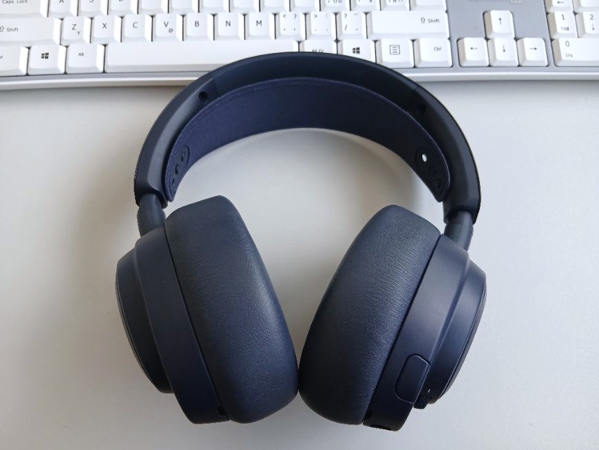 Recenzia: Arctis Nova Pro Omni – headset, ktorý vás prenesie priamo do hry Arctis Nova Pro Omni leží na stole, za ním je biela klávesnica