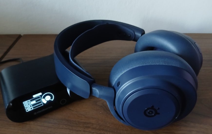 Recenzia: Arctis Nova Pro Omni – headset, ktorý vás prenesie priamo do hry Headset Arctis Nova Pro Omni je položený cez zapnutý GameHub