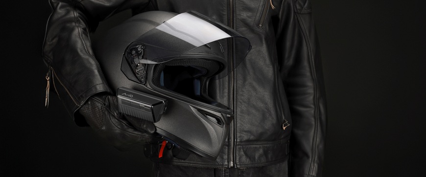 kamera pre motocykel pripevnená k helme