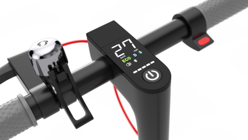 Ako vybrať elektrokolobežku? detail na LED displej na riadidlách elektrokolobežky ukazujúci rýchlosť a ďalšie údaje