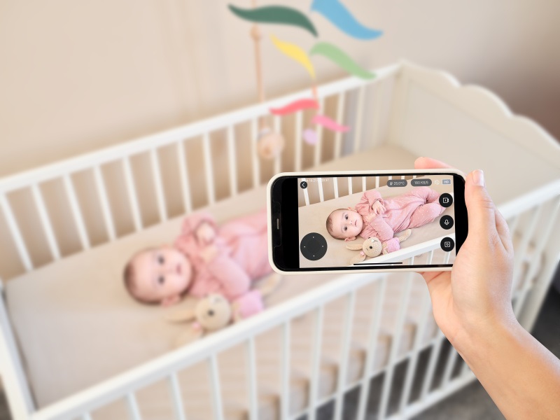 ETA Mimi: Tá najlepšia starostlivosť o vašich najmenších Matka sleduje svoje dieťa v detskej postieľke prostredníctvom aplikácie.