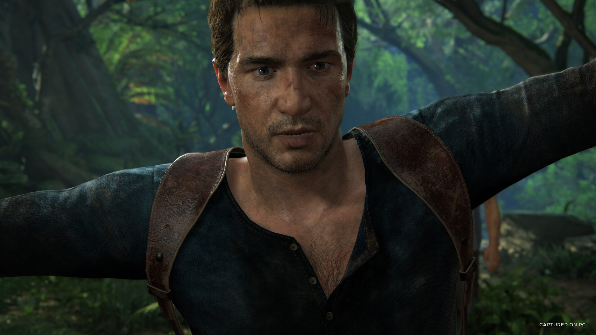 Herný mesačník: Apríl 2026 priniesol pirátov aj cesty do vesmíru Nathan Drake na pozadí stromov, screenshot zo hry Uncharted