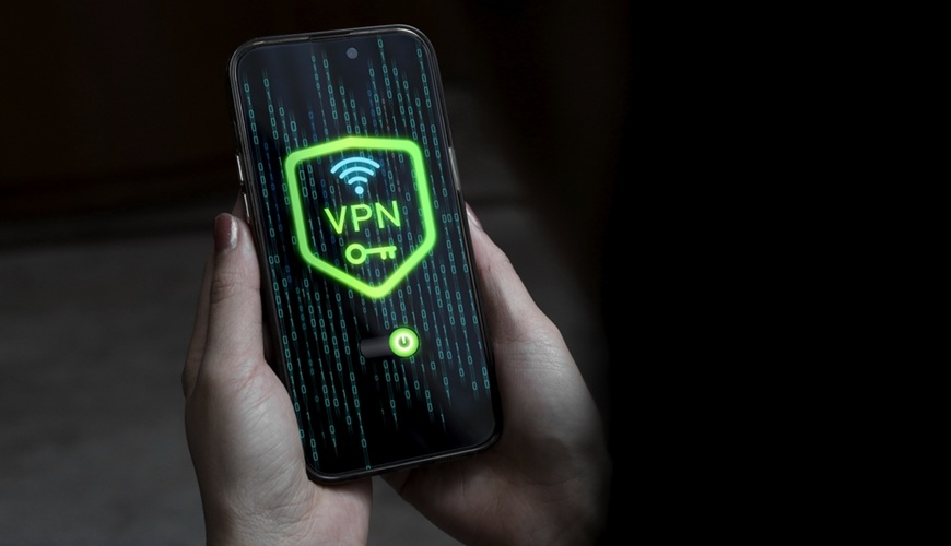 Čo je to VPN? Virtuálna privátna sieť vám pomôže s bezpečnosťou aj súkromím symbol wi-fi a nápis vpn na mobilnom telefóne