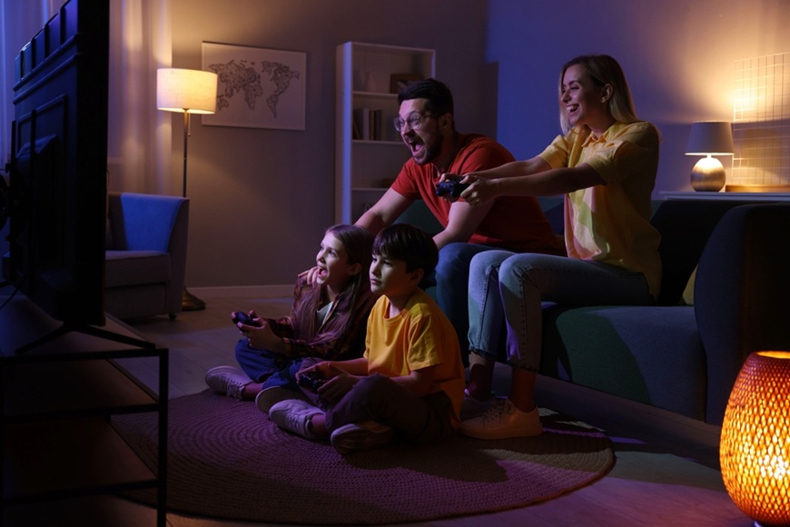 Xbox projekt Helix: Nová konzola chce zmeniť svet hrania Rodina sedí na gauči a spoločne hrá videohru na televízii