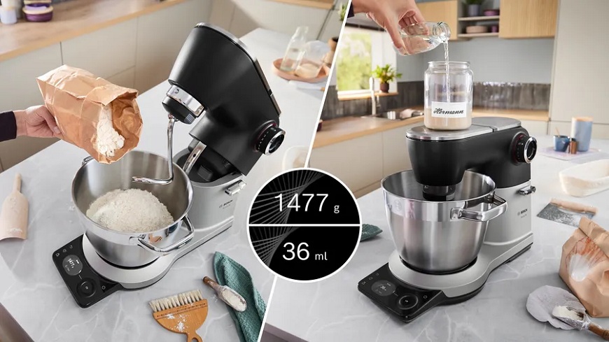 Koláž ukazujúca funkciu integrovanej váhy kuchynského robota Bosch Serie 8. Ľavá časť zobrazuje sypanie múky priamo do misy s hnetacím hákom, pravá časť váženie tekutiny v nádobe umiestnenej na hornej časti prístroja. Uprostred je detail digitálneho displeja zobrazujúci hodnoty 1 477 g a 36 ml.