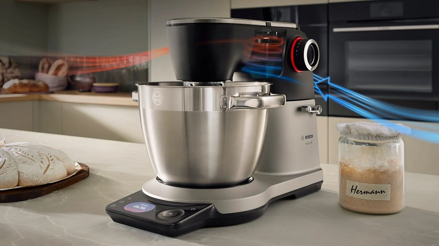 kuchynský robot Bosch MUM Serie 8 v nerezovo-čiernom vyhotovení na kuchynskej linke, na obrázku je aj ilustrácia chladenia motora a ukážka prúdenia teplého a studeného vzduchu