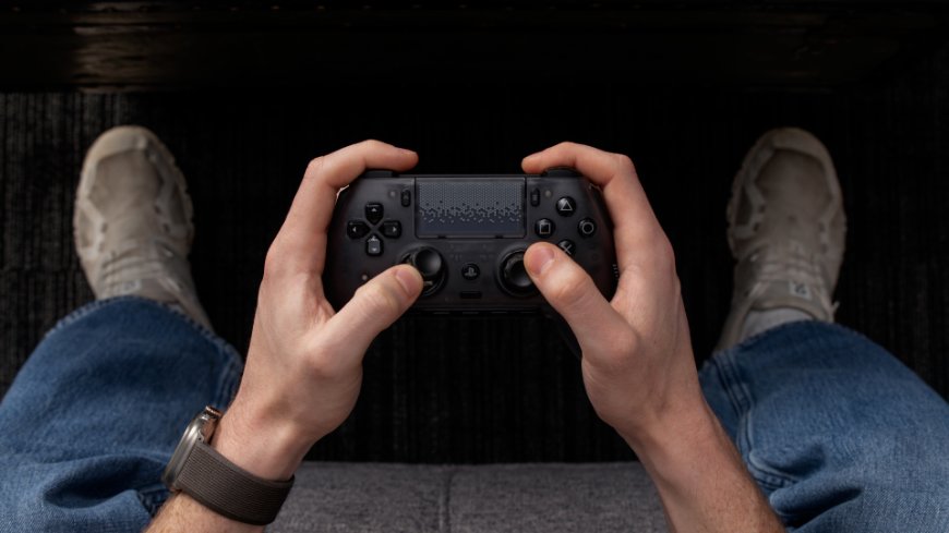 Ruky držia čierny ovládač Scuf Omega