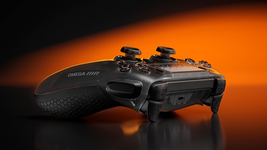 Herný ovládač Scuf Omega pre PS5 v čiernom vyhotovení leží na stole