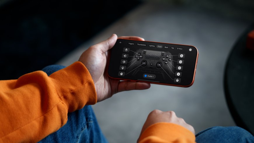 Ruka drží mobilný telefón s otvorenou aplikáciou Scuf