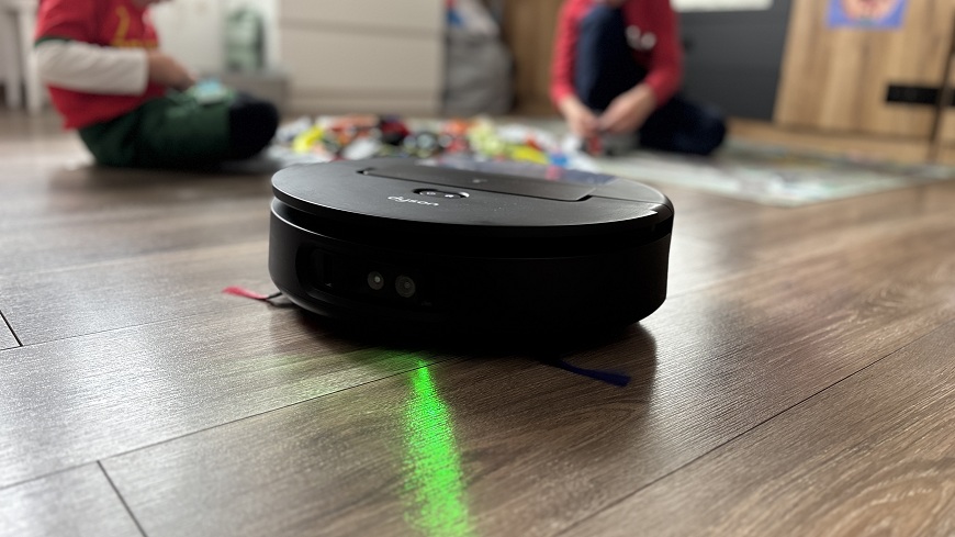  Robotický vysávač Dyson Spot+Scrub AI upratuje detskú izbu