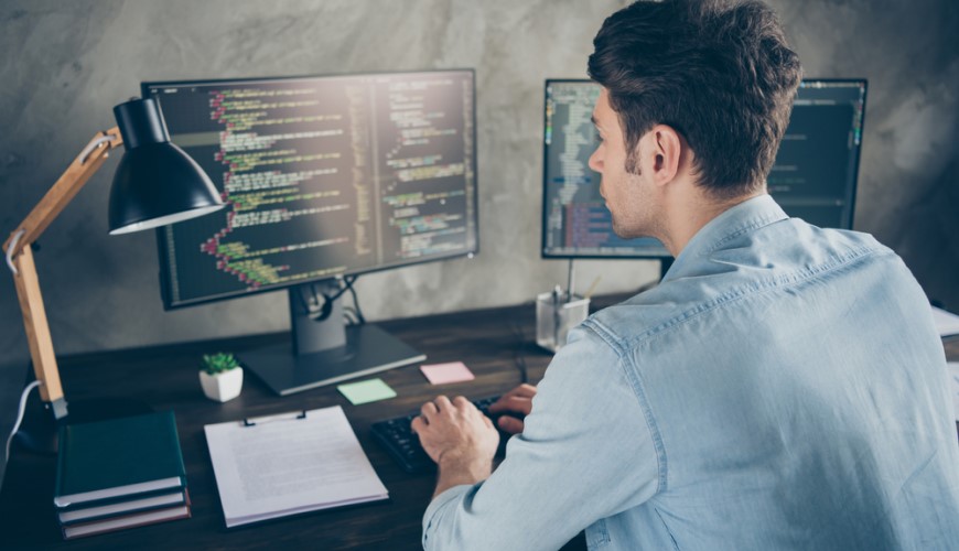 Muž pracujúci na počítači s operačným systémom Linux.