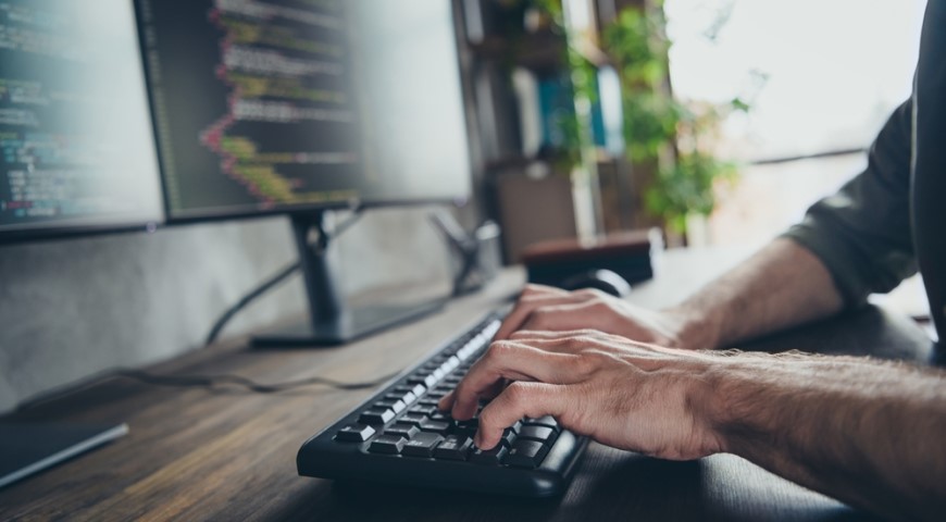 Muž píšuci na klávesnici pri práci v Linuxe.