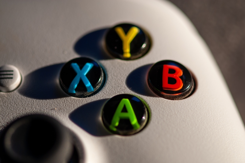 Detail ovládacích prvkov ovládača Xbox.