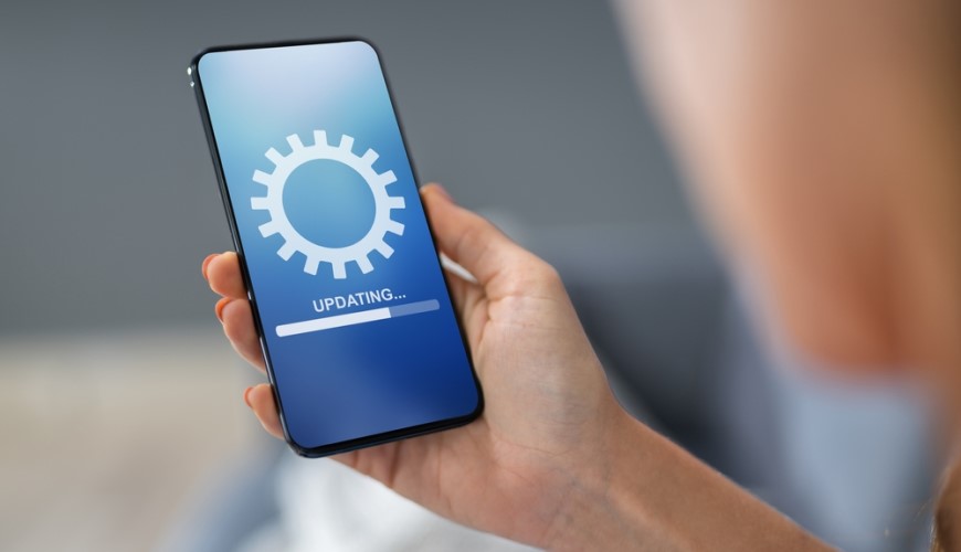 Ako aktualizovať Android: Kompletný sprievodca a užitočné rady Na displeji smartfónu prebieha aktualizácia – ozubené koliesko a nápis UPDATING.