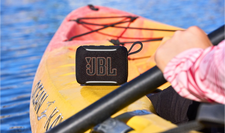 Kompaktný reproduktor JBL Go 5 položený na paddleboarde