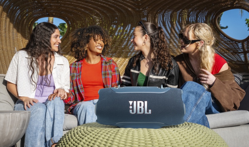 Partia priateľov av popredí reproduktor JBL Xtreme 5