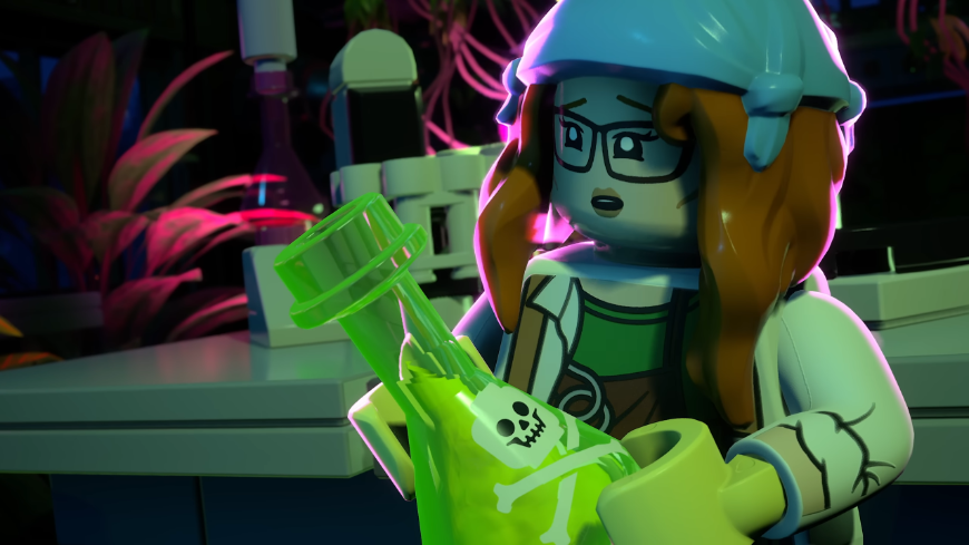 LEGO Batman: Legacy of the Dark Knight – Gotham z kociek ťa potrebuje! Ženská LEGO postava s vydeseným pohľadom drží fľaštičku so zelenou tekutinou