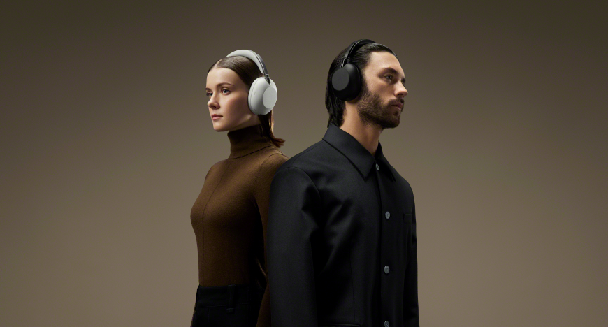 Muž a žena majú nasadené slúchadlá Sony a počúvaju hudbu.