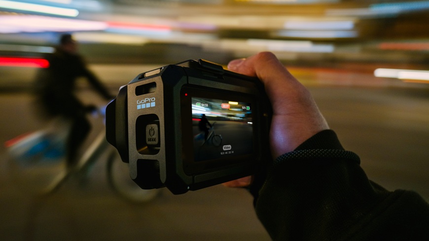 Outdoorová kamera GoPro MISSION 1 Pro v dynamickom streetovom zábere zachytáva muža idúceho na bicykli