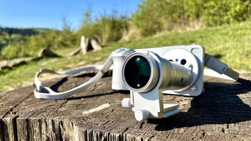 Smartphone vivo X300 Ultra, ukotvený v Imaging Gripe, situovaný na pni v prírode