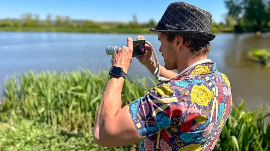 Smartphone vivo X300 Ultra pri robení záberu zapáleným fotografom