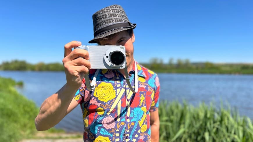 Smartphone vivo X300 Ultra v akcii v teréne - záber spredu na telefón umiestnený v Imaging Grip Kitu, to všetko v rukách zaostrujúceho fotografa