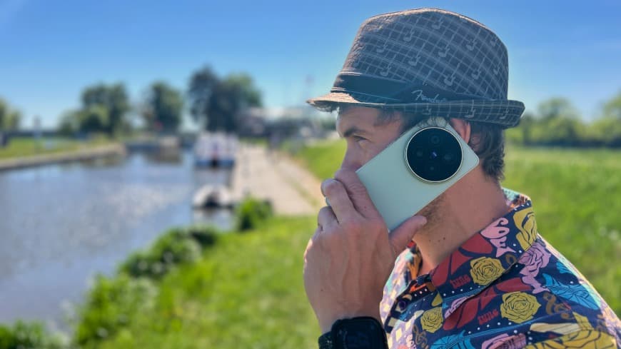 Muž, telefonujúci zo smartfónu vivo X300 Ultra v zelenom prevedení