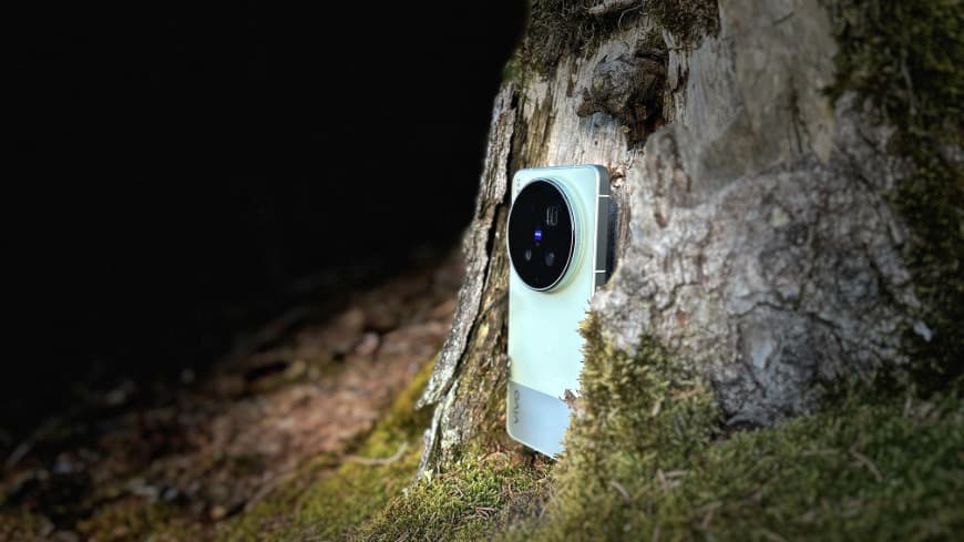 Zadná strana smartfónu vivo X300 Ultra v zelenom prevedení, ktorý je zasadený do atmosférického záberu v teréne