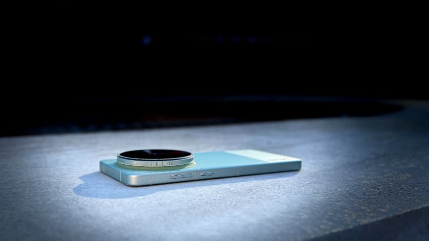 Smartphone vivo X300 Ultra v zeleném provedení, zachycen z boku s fokusem na vystupující fotomodul
