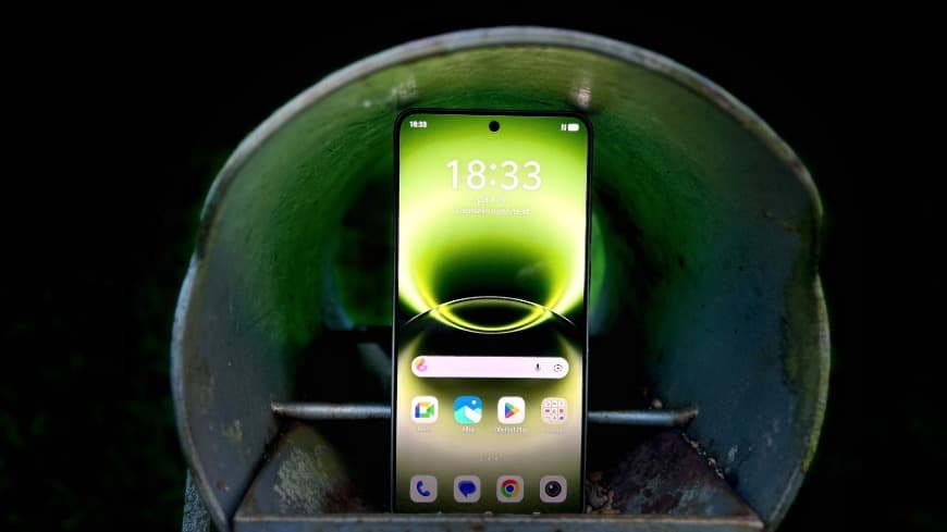 Displej smartfónu vivo X300 Ultra v zelenom prevedení, žiariaci v kontraste s temným pozadím