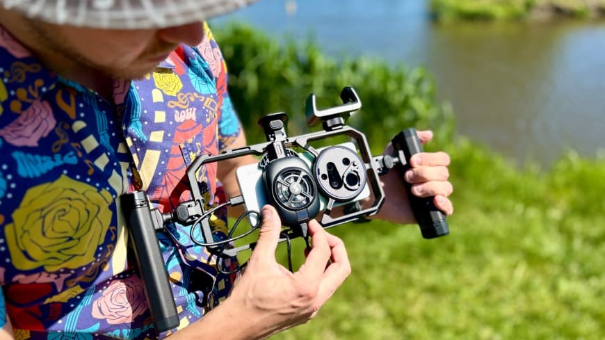 Detailní záběr na vivo SmallRig Pro Video Rig Kit v rukou tvůrce