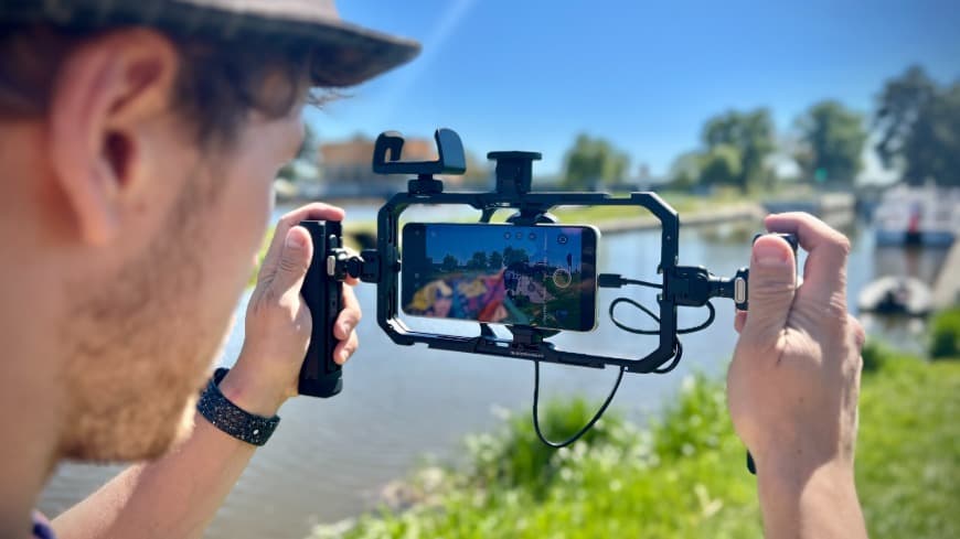 Smartphone vivo X300 Ultra, ukotvený v kamerovej klietke vivo SmallRig Pro Video Rig Kit pri natáčaní v teréne