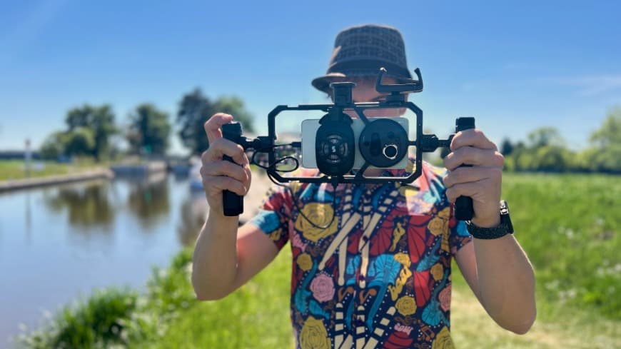 Smartphone vivo X300 Ultra, ukotvený v kamerovej klietke vivo SmallRig Pro Video Rig Kit pri natáčaní v teréne
