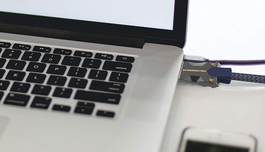 HDMI 2.2 – všetko, čo potrebujete vedieť o novom štandarde! Monster HDMI kábel zapojený do laptopu, detail