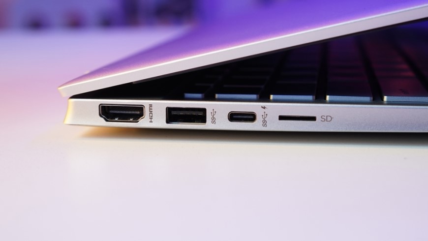 HDMI 2.2 – všetko, čo potrebujete vedieť o novom štandarde! detailný pohľad na bočnú stenu pootvoreného laptopu s portami pre HDMI kábel a ďalšie