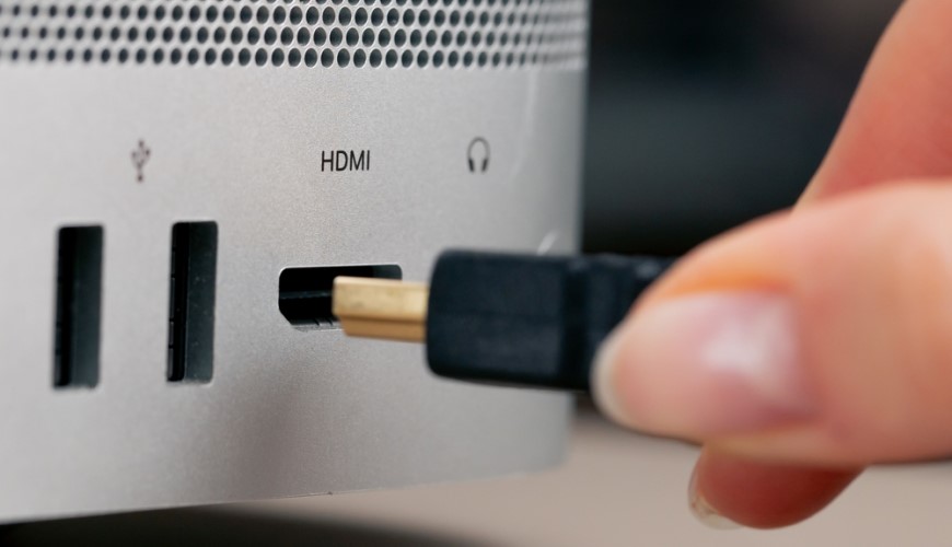 HDMI 2.2 – všetko, čo potrebujete vedieť o novom štandarde! zapájanie HDMI kábla do HDMI portu, detailný záber na ruku a zariadenie
