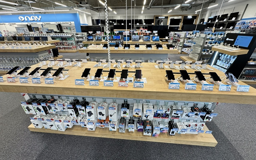 Predajňa NAY s elektronikou vystavenou v regáloch.