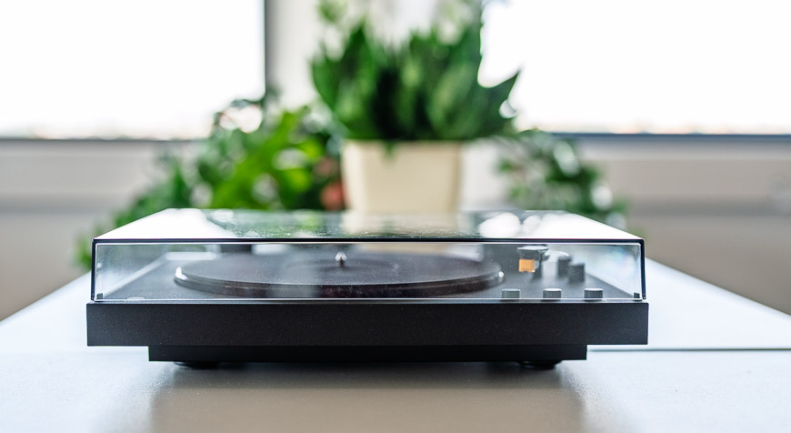 Recenzia: Sony PS-LX5BT hrá do tanca aj počúvania. A ešte ako! pohľad na gramofón Sony so zatvoreným krytom